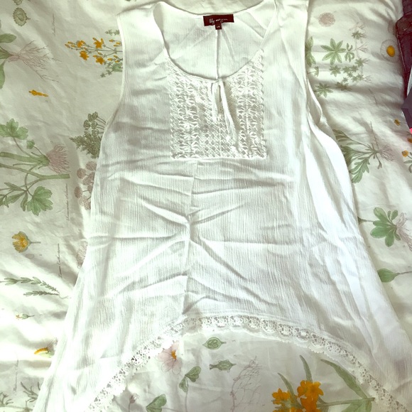 White loose-fitting top - Picture 1 of 3